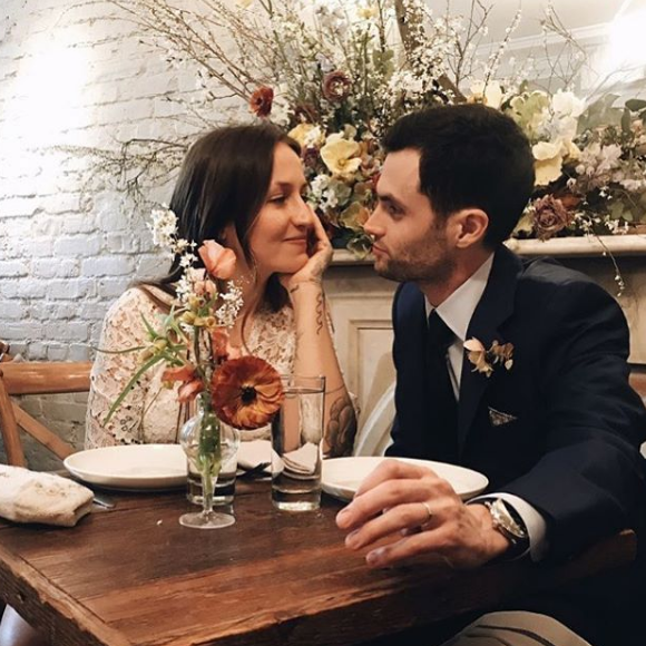 Penn Badgley est en couple et marié avec Domino Kirke : l'acteur de You est aussi papa d'un petit James