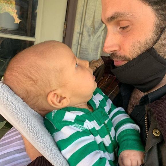 Penn Badgley est en couple et marié avec Domino Kirke : l'acteur de You est aussi papa d'un petit James