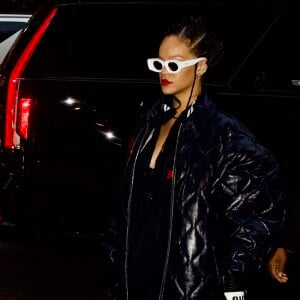 Rihanna en tenue sombre à New York le 2 décembre 2021