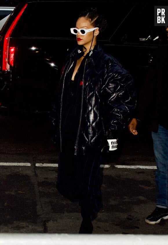 Rihanna en tenue sombre à New York le 2 décembre 2021
