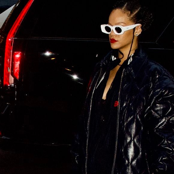 Rihanna en tenue sombre à New York le 2 décembre 2021