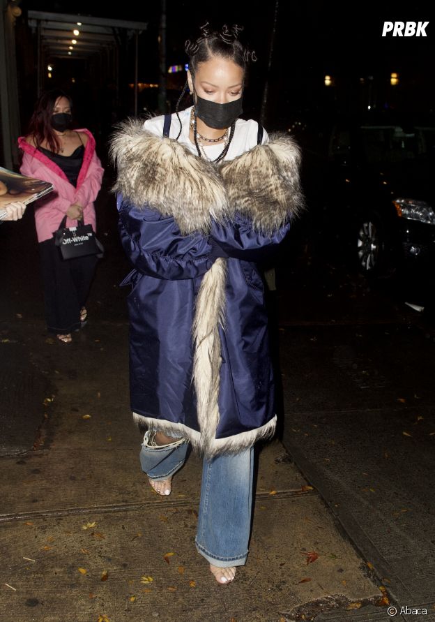 Rihanna semble cacher son ventre en octobre 2021