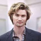 Chase Stokes (Outer Banks) grillé en plein bisou avec une inconnue : fin définitive de son couple avec Madelyn Cline ?