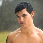 Taylor Lautner "effrayé" par le succès de Twilight : "Je ne sortais pas de chez moi"