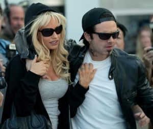 Pam &amp; Tommy sur Disney+ : on mate la série sur Pamela Anderson (Lily James) et Tommy Lee (Sebastian Stan) et leur affaire de sextape !