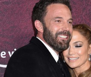 Jennifer Lopez et Ben Affleck fiancés pour la deuxième fois, la chanteuse dévoile sa grosse bague