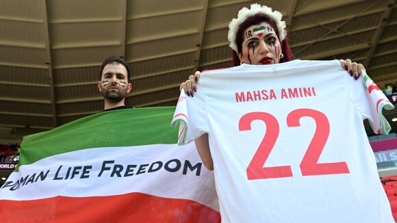 Coupe du Monde 2022 : le Qatar autoriserait ENFIN les drapeaux LGBT... mais pas de soutenir les femmes en Iran