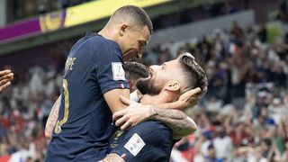"On s'est retrouvés là, dans un moment..." : Olivier Giroud réagit à sa photo mythique de câlin avec Kylian Mbappé à la Coupe du Monde