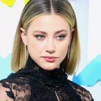 Lili Reinhart s'emporte face aux "connards" qui critiquent Riverdale pour l'arrivée de la saison 7