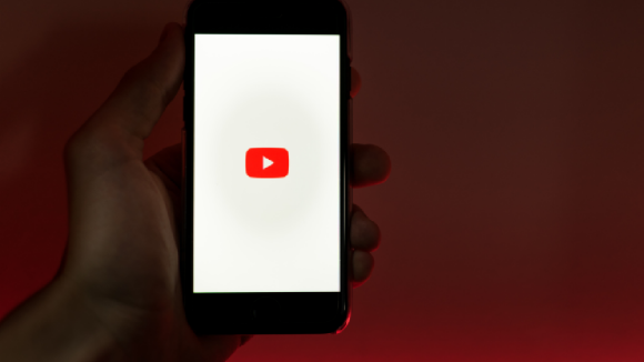 Vous allez de nouveau pouvoir entendre "merde" et "salope" sur YouTube... mais pas "putain"