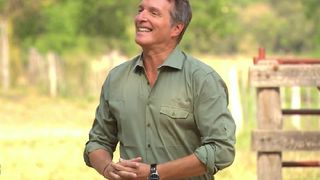 "Les soeurs chien et chat", "les amoureux stratèges"... D'où viennent les surnoms donnés aux binômes de Pékin Express ? Stéphane Rotenberg nous répond