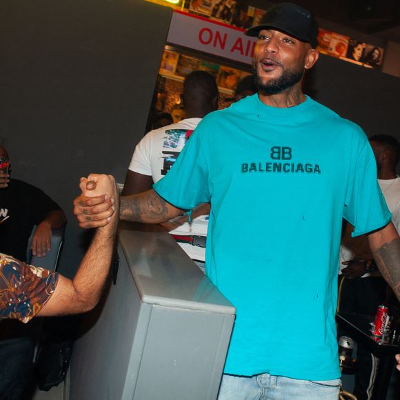 Exclusif - Booba lors de la soirée « Come Chill with Booba » au bar Le Tube à Dubaï le 21 octobre 2021. © Nicolas Briquet / Bestimage  Exclusive - No web en Suisse / Belgique Celebs at the "Come chill with Booba" party at Le Tube bar in Dubai 