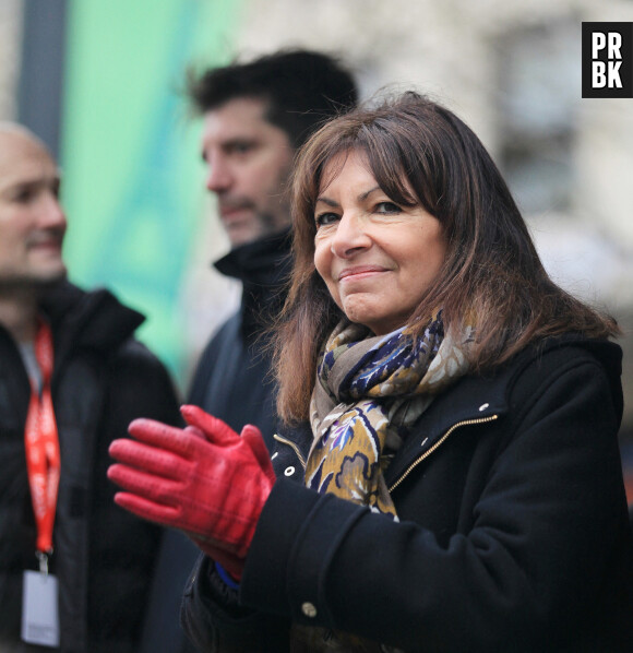 Anne Hidalgo et son mari Jean-Marc Germain assistent en amoureux au Marathon de Paris 2023 le 2 avril 2023. 