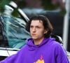 Tom Holland va déjeuner au restaurant Il Buco à New York le 17 août 2022.  New York, NY - Actor Tom Holland looks cozy in a purple hoodie as he steps out in the East Village for lunch at il Buco. Pictured: Tom Holland 