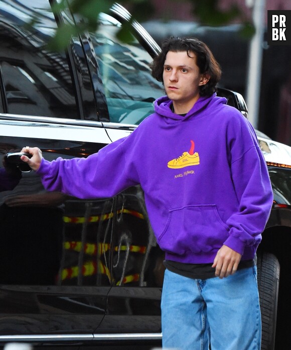 Tom Holland va déjeuner au restaurant Il Buco à New York le 17 août 2022.  New York, NY - Actor Tom Holland looks cozy in a purple hoodie as he steps out in the East Village for lunch at il Buco. Pictured: Tom Holland 