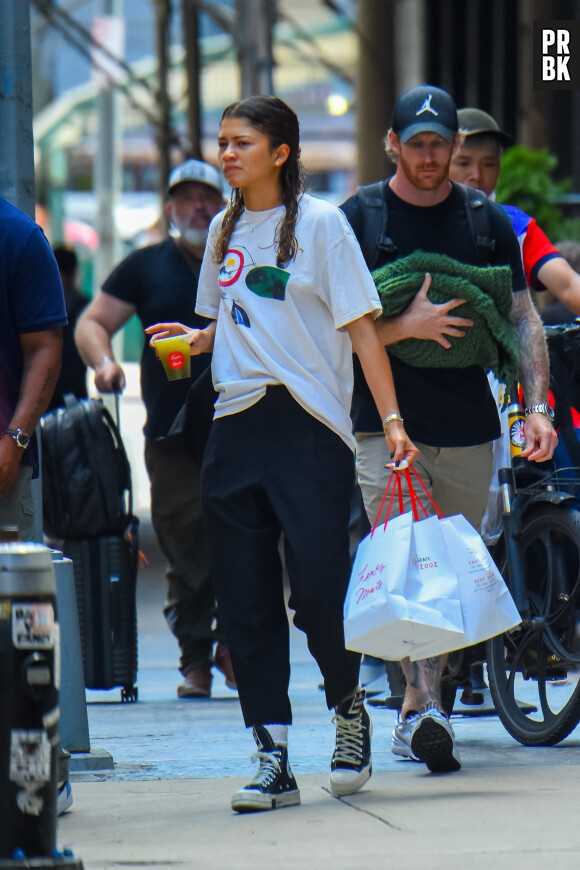 Exclusif - Tom Holland est allé déjeuner avec sa compagne Zendaya et son frère Harry à New York le 20 juillet 2022.  New York City, NY - EXCLUSIVE - Zendaya and Tom Holland are spotted after lunch with his brother Harry in Manhattan, New York. Pictured: Zendaya 