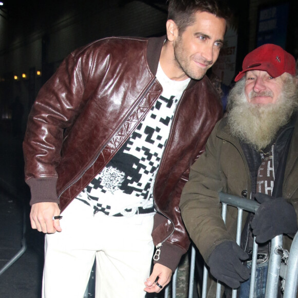 Jake Gyllenhaal quitte l'émission "The Late Show With Stephen Colbert" à New York le 21 novembre 2022.   New York, NY - Jake Gyllenhaal greets Radio Man while exiting The Late Show With Stephen Colbert in New York. Pictured: Jake Gyllenhaal, Radio Man 