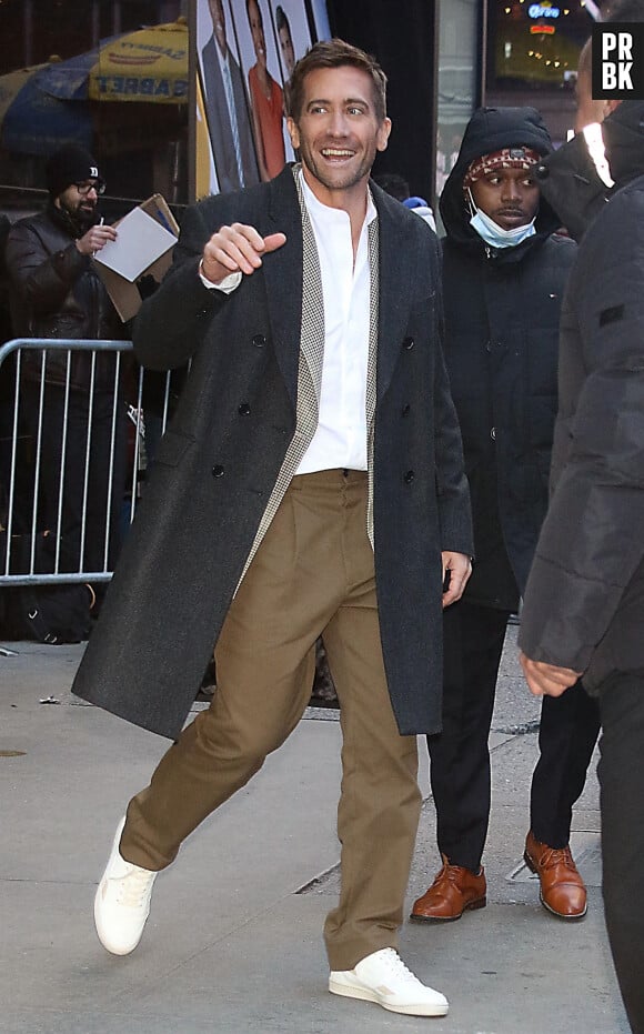 Jake Gyllenhaal arrive à l'émission "Good Morning America" à New York le 21 novembre 2022.  New York, NY - Actor Jake Gyllenhaal seen at Good Morning America in New York City during promo runs. Pictured: Jake Gyllenhaal 