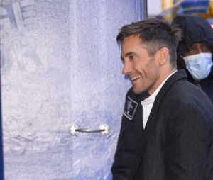 Jake Gyllenhaal arrive aux studios de l'émission "Good Morning America" à New York, le 21 novembre 2022.  Jake Gyllenhaal is pictured stepping out in New York City. The American actor looked sharp in a dark overcoat, checkered blazer, brown trousers, and white trainers. November 21st, 2022. 