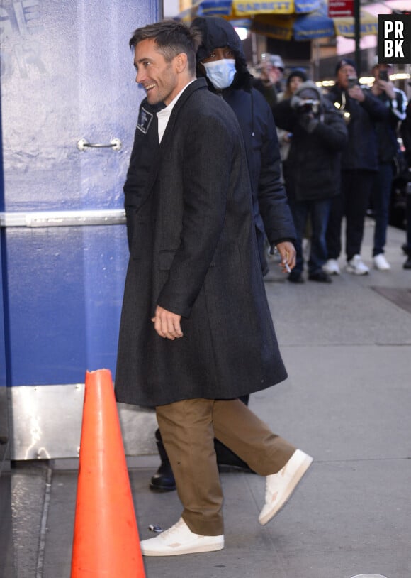 Jake Gyllenhaal arrive aux studios de l'émission "Good Morning America" à New York, le 21 novembre 2022.  Jake Gyllenhaal is pictured stepping out in New York City. The American actor looked sharp in a dark overcoat, checkered blazer, brown trousers, and white trainers. November 21st, 2022. 