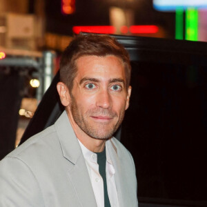 Exclusif - Jake Gyllenhaal entre dans une limousine à Hollywood le 15 novembre 2022.  Hollywood, CA - EXCLUSIVE - Actor Jake Gyllenhaal makes a rare appearance and jumps into a limo while out in the hustle and bustle of Hollywood Blvd. Pictured: Jake Gyllenhaal 