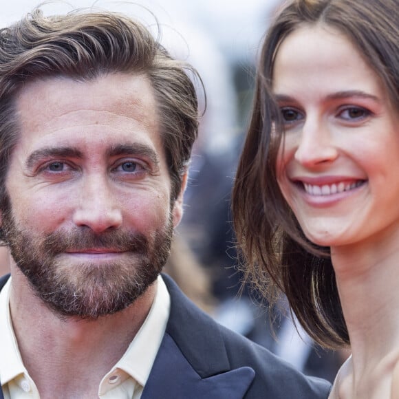 Jake Gyllenhaal et sa compagne Jean Cadieu - Montée des marches du film « L’Innocent » lors du 75ème Festival International du Film de Cannes. Le 24 mai 2022 © Cyril Moreau / Bestimage  Red carpet of the movie « The Innocent » during the 75th Cannes International Film Festival. On may 24th 2022 