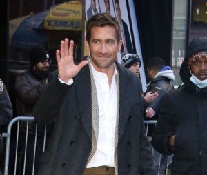 Jake Gyllenhaal arrive à l'émission "Good Morning America" à New York le 21 novembre 2022.  New York, NY - Actor Jake Gyllenhaal seen at Good Morning America in New York City during promo runs. Pictured: Jake Gyllenhaal 
