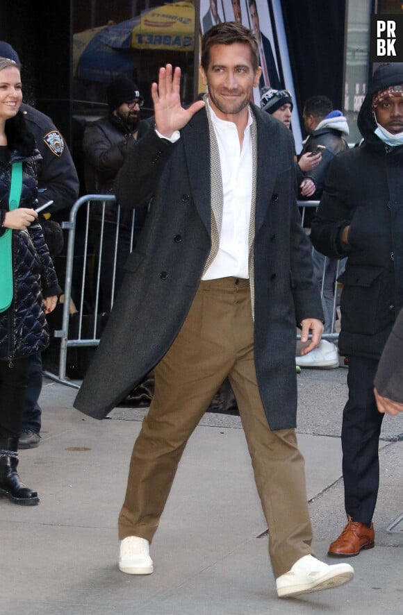 Jake Gyllenhaal arrive à l'émission "Good Morning America" à New York le 21 novembre 2022.  New York, NY - Actor Jake Gyllenhaal seen at Good Morning America in New York City during promo runs. Pictured: Jake Gyllenhaal 