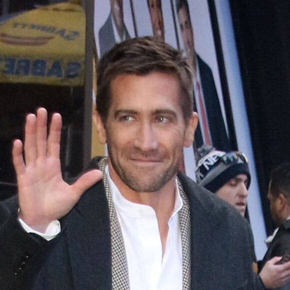 Jake Gyllenhaal arrive à l'émission "Good Morning America" à New York le 21 novembre 2022.  New York, NY - Actor Jake Gyllenhaal seen at Good Morning America in New York City during promo runs. Pictured: Jake Gyllenhaal 