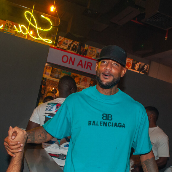 Exclusif - Booba lors de la soirée « Come Chill with Booba » au bar Le Tube à Dubaï le 21 octobre 2021. © Nicolas Briquet / Bestimage  Exclusive - No web en Suisse / Belgique Celebs at the "Come chill with Booba" party at Le Tube bar in Dubai 