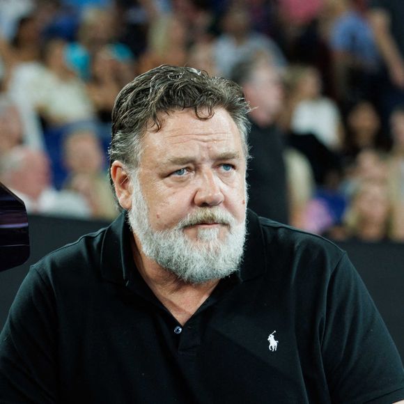 Russell Crowe lors de la finale femme de l'Open d'Australie à Melbourne, Australie, le 28 janvier 2023. © Sydney Low/CSM/Zuma Press/Bestimage  Russell Crowe watches the Women's Singles Final match on day 13 of the 2023 Australian Open at Melbourne Park in Melbourne, Australia. 
