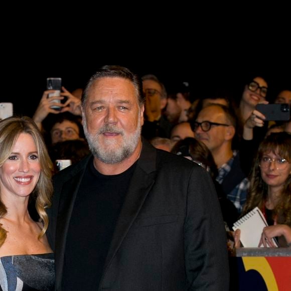 Russell Crowe, Britney Theriot - Russell Crowe et sa compagne Britney Theriot lors de la première de "Poker Face" lors du Rome Film Festival, le 16 octobre 2022.  Celebrities pictured Rome Cinema Fest 2022. Rome Film Fest. Red carpet film "Poker face". October 16th, 2022. 