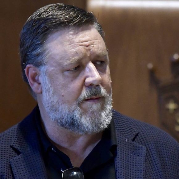 Russell Crowe est nommé "Ambassadeur de Rome" lors d'une cérémonie à l'hôtel de ville de Rome, Italie, le 14 octobre 2022.  The mayor of Rome gives the Australian Actor Russell Crowe the plaque of thanks as Ambassador of Rome to the world. 