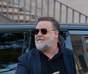Russell Crowe est nommé "Ambassadeur de Rome" lors d'une cérémonie à l'hôtel de ville de Rome, Italie, le 14 octobre 2022.  The mayor of Rome gives the Australian Actor Russell Crowe the plaque of thanks as Ambassador of Rome to the world. 