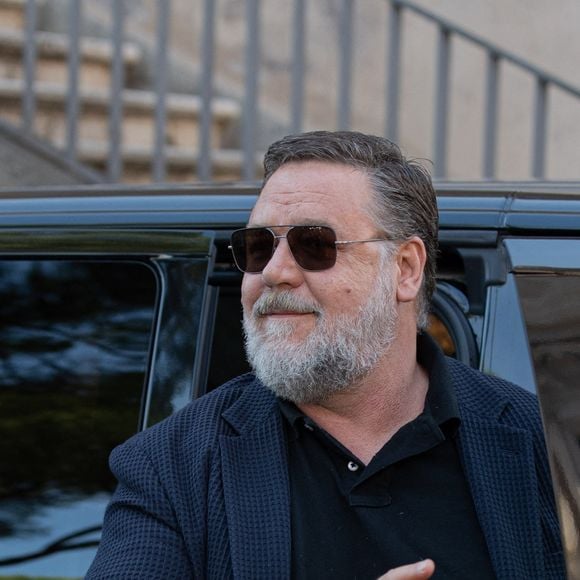 Russell Crowe est nommé "Ambassadeur de Rome" lors d'une cérémonie à l'hôtel de ville de Rome, Italie, le 14 octobre 2022.  The mayor of Rome gives the Australian Actor Russell Crowe the plaque of thanks as Ambassador of Rome to the world. 