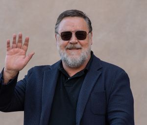 Russell Crowe est nommé "Ambassadeur de Rome" lors d'une cérémonie à l'hôtel de ville de Rome, Italie, le 14 octobre 2022.  The mayor of Rome gives the Australian Actor Russell Crowe the plaque of thanks as Ambassador of Rome to the world. 