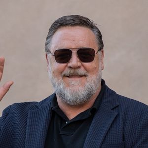Russell Crowe est nommé "Ambassadeur de Rome" lors d'une cérémonie à l'hôtel de ville de Rome, Italie, le 14 octobre 2022.  The mayor of Rome gives the Australian Actor Russell Crowe the plaque of thanks as Ambassador of Rome to the world. 