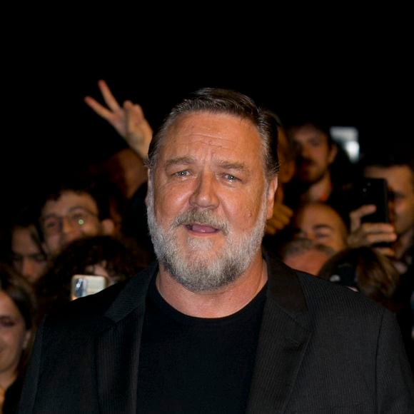 Russell Crowe - Russell Crowe et sa compagne Britney Theriot lors de la première de "Poker Face" lors du Rome Film Festival, le 16 octobre 2022.  Celebrities pictured Rome Cinema Fest 2022. Rome Film Fest. Red carpet film "Poker face". October 16th, 2022. 
