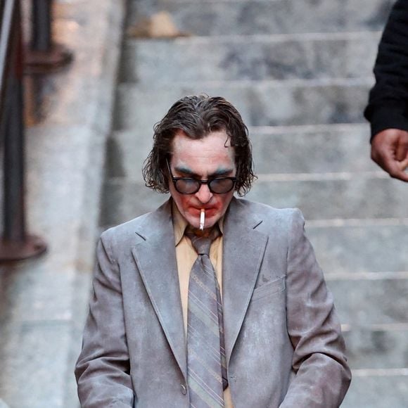 Lady Gaga et Joaquin Phoenix tournent des scènes du film "Joker: Folie à deux" sur les marches rendues célèbres dans le premier opus à New York le 3 avril 2023.  New York City, NY - Joaquin Phoenix and Lady Gaga are seen filming in the iconic Joker stairs in The Bronx for Joker: Folie à Deux. Joaquin’s character Joker runs up the iconic steps as Lady Gaga’s Harley Quinn sings and dances while Gotham Police makes an arrest. Pictured: Joaquin Phoenix, Lady Gaga 