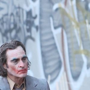 Lady Gaga et Joaquin Phoenix tournent des scènes du film "Joker: Folie à deux" sur les marches rendues célèbres dans le premier opus à New York le 3 avril 2023.  New York City, NY - Joaquin Phoenix and Lady Gaga are seen filming in the iconic Joker stairs in The Bronx for Joker: Folie à Deux. Joaquin’s character Joker runs up the iconic steps as Lady Gaga’s Harley Quinn sings and dances while Gotham Police makes an arrest. Pictured: Joaquin Phoenix, Lady Gaga 