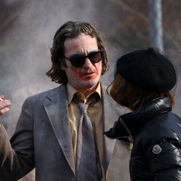 Joaquin Phoenix sur le tournage du film "Joker: Folie à Deux" à New York, le 29 mars 2023.  Joaquin Phoenix is Spotted on the set of Joker: Folie à Deux in New York City. The 48 year old American actor looked worse for the wear as he made his way through a city street filming scenes. 