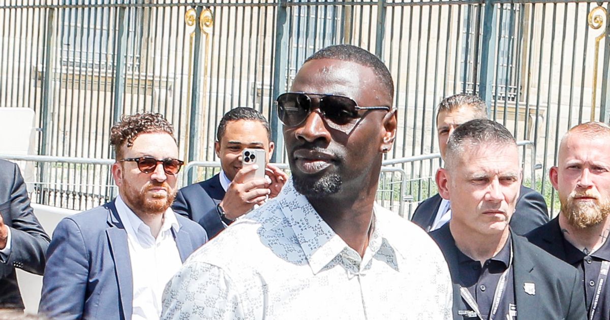 Photo : Omar Sy et Mory Sacko lors du défilé de mode Homme printemps-été  2023 Louis Vuitton dans la cour Carrée du Louvre à Paris, France, le 23  juin 2022. © Bertrand Rindoff/Bestimage - Purepeople