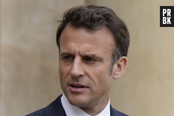 Le président de la République à la sortie d'une réunion sur le sujet des tirailleurs sénégalais au palais de l'Elysée à Paris le 14 avril 2023. © Lewis Joly / Pool / Bestimage  French President Emmanuel Macron looks on as he talks with Senegalese war veterans Friday, April 14, 2023 at the Elysee Palace in Paris. Some of the last survivors in France from a colonial-era infantry corps that recruited tens of thousands of African soldiers to fight in French wars around the world will be able to live out their final days with family members back in Africa after a French government U-turn earlier this year on their pension rights. 
