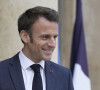 Le président de la République à la sortie d'une réunion sur le sujet des tirailleurs sénégalais au palais de l'Elysée à Paris le 14 avril 2023. © Lewis Joly / Pool / Bestimage  French President Emmanuel Macron smiles after his talks with Senegalese war veterans Friday, April 14, 2023 at the Elysee Palace in Paris. Some of the last survivors in France from a colonial-era infantry corps that recruited tens of thousands of African soldiers to fight in French wars around the world will be able to live out their final days with family members back in Africa after a French government U-turn earlier this year on their pension rights. 