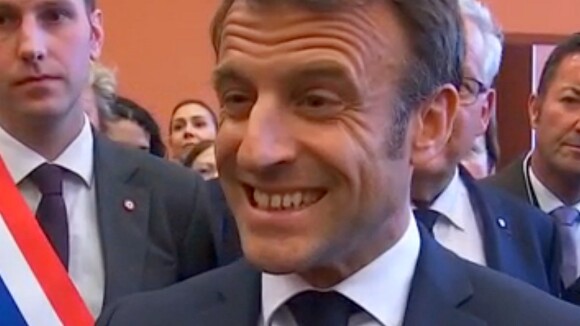 "Le président le plus c*n", "Trou du c*l"... face aux insultes violentes de ses opposants, Emmanuel Macron se moque de leurs casseroles et les provoque avec des punchlines dignes d'un rappeur