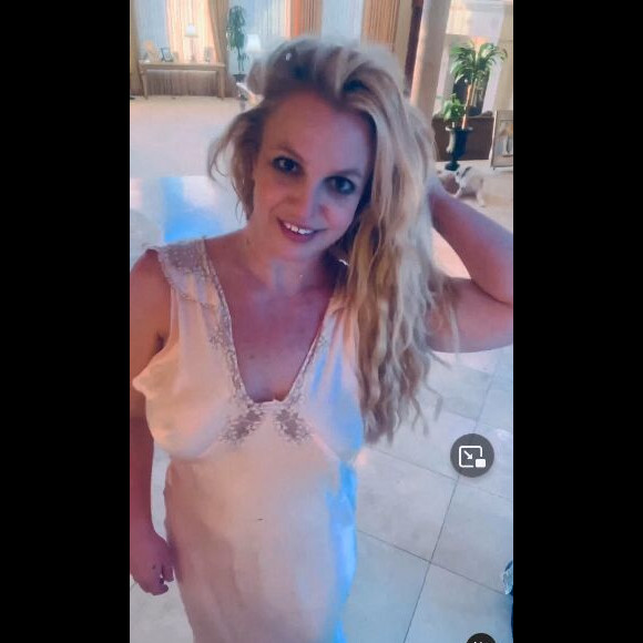 Britney Spears pose pour apparaitre sur les réseaux sociaux 