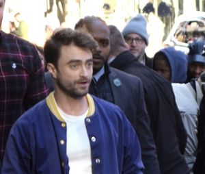 Daniel Radcliffe quitte les studios de l'émission "Good Morning America" à New York, le 2 novembre 2022.  British actor Daniel Radcliffe seen exiting Good Morning America in New York City. November 2nd, 2022. 