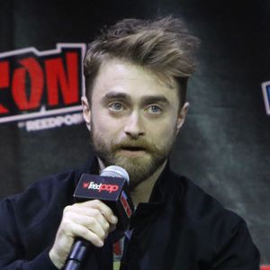 Daniel Radcliffe, - D.Radcliffe ("Harry Potter") répond à ses fans lors du "Comic Con" de New York, le 10 octobre 2022.  Celebrities attend New York Comic Con 2022 presents Roku Original film Weird The Al Yankovic Story panel at Empire stage at Jacob Javits Center in New York. October 10th, 2022. 