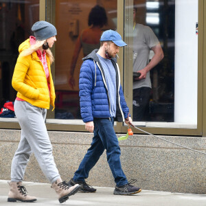 Exclusif - Daniel Radcliffe et sa compagne Erin Darke se promènent avec leur chien dans les rues de New York City, New York, Etats-Unis, le 6 avril 2022.  Exclusive - Daniel Radcliffe and girlfriend Erin Darke are spotted out on a dog walk in West Village in New York City. The 32 year old Harry Potter actor wore a baseball cap, puffer jacket, jeans, and sneakers. 