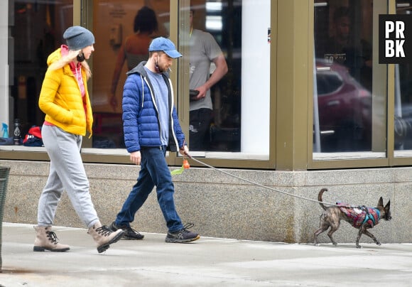 Exclusif - Daniel Radcliffe et sa compagne Erin Darke se promènent avec leur chien dans les rues de New York City, New York, Etats-Unis, le 6 avril 2022.  Exclusive - Daniel Radcliffe and girlfriend Erin Darke are spotted out on a dog walk in West Village in New York City. The 32 year old Harry Potter actor wore a baseball cap, puffer jacket, jeans, and sneakers. 